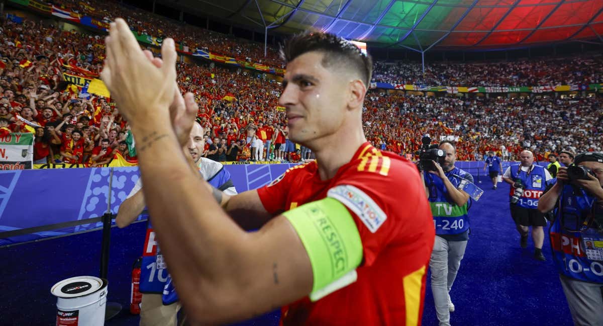 Morata celebra con la afición española el título de la Eurocopa. /EFE