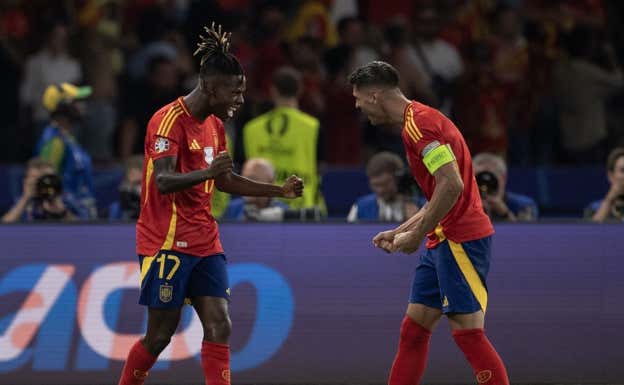 Nico Williams y Morata celebran el gol del extremo que abrió el marcado en la final ante Inglaterra.  GETTY