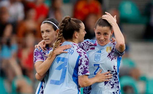 Aitana, Tere y Ona celebrando un gol.  REUTERS