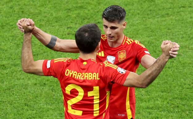 Morata y Oyarzabal se dan un abrazo durante el cambio en la final de la Eurocopa. EFE