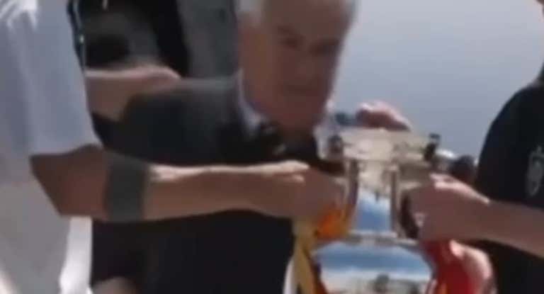 Rocha, Morata y De la Fuente fueron los encargados de bajar la copa del avión.