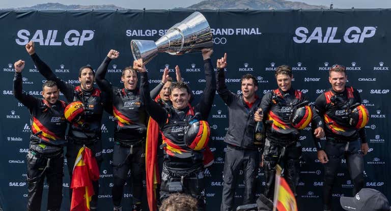 El equipo español de SailGP celebra su victoria en el circuito.