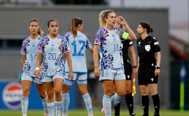 Las jugadoras de España tras la derrota contra República Checa.  REUTERS