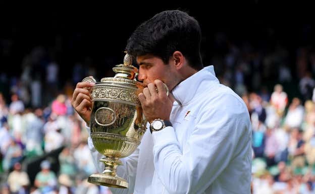 Carlos Alcaraz besa la copa de Wimbledon.  John Patrick Fletcher / Zuma Press