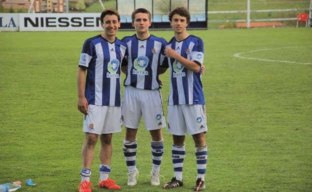 Oyarzabal, junto a Joseba Orbegozo y Ander Guevara, en la Real Sociedad.  Relevo