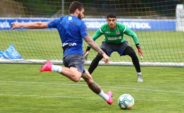 Ayesa se dispone para intentar detener un disparo de Portu.  Real Sociedad