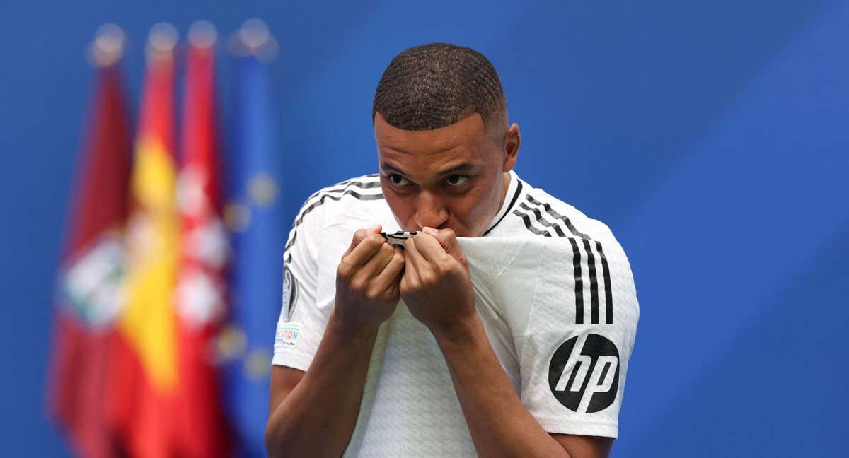 Kylian Mbappé besando el escudo del Real Madrid. /AFP