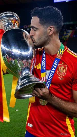 Mikel Merino besando la Eurocopa.  SEFutbol
