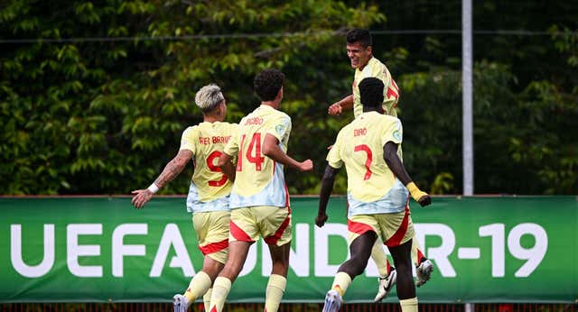 La Sub-19 empieza el Europeo con una victoria sufrida gracias a Iker Bravo