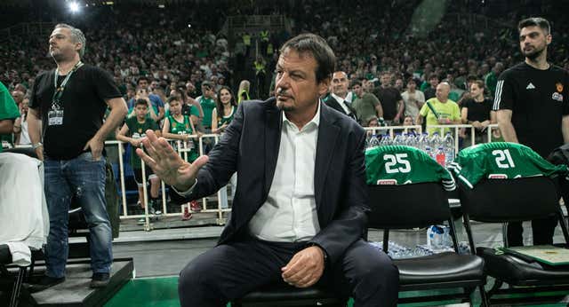 Ergin Ataman tira de galones de campeón y reta a los Boston Celtics: «Si os creéis campeones del mundo, venid a ganarnos»