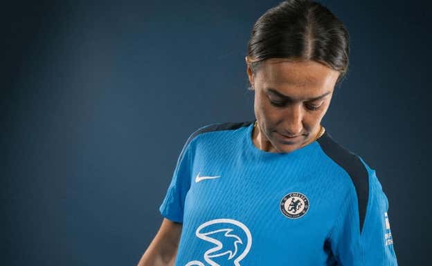 Lucy posando con su nuevo equipo.  CHELSEA WOMEN