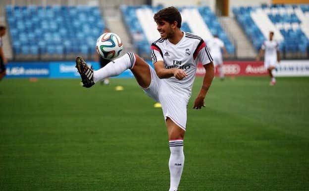 Marcos Legaz controla el balón. CEDIDA