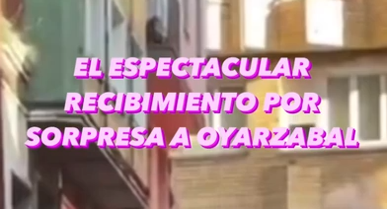 Una treintena de amigos esperaron al capitán de la Real Sociedad cerca del domicilio familiar con una pancarta.