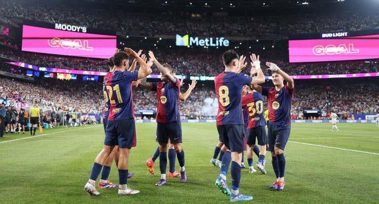 El Barça celebra el primer gol de Pau Víctor en el MetLife.