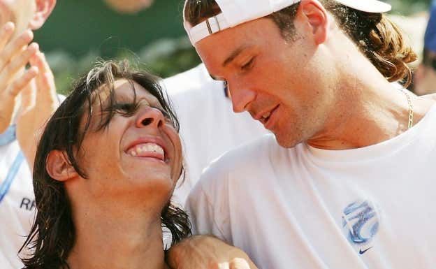 Nadal y Moyà bromean en septiembre de 2004 durante una eliminatoria de la Copa Davis.  AFP PHOTO / JACQUES DEMARTHON