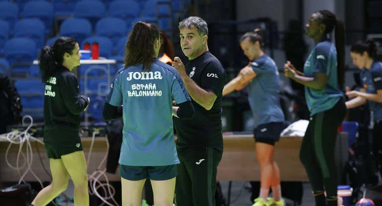 Ambros Martin, entrenador de las Guerreras.