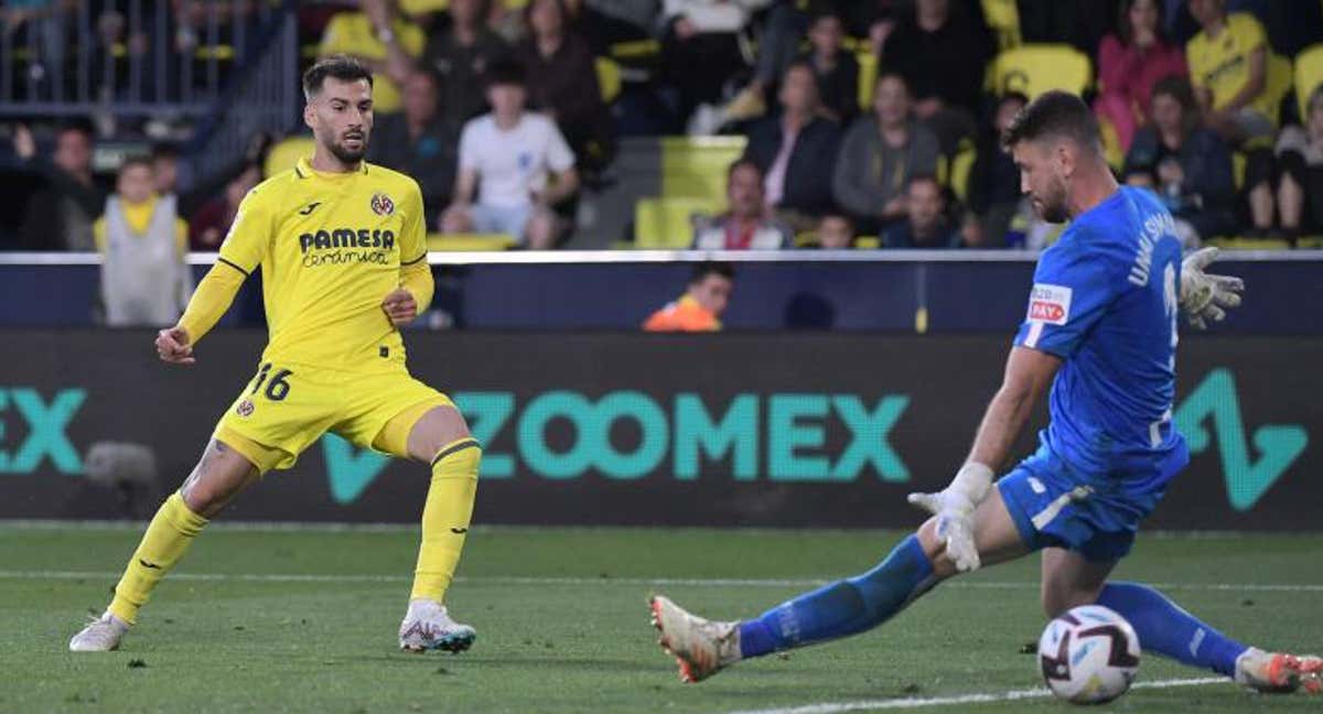 Álex Baena supera a Unai Simón en un mano a mano./AFP