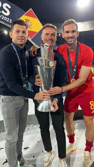 Fabián, junto a dos de sus representantes, Rodolfo Orife (centro) y Loren del Pino (izquierda).  INSTAGRAM