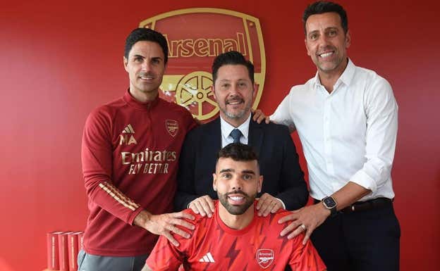 Jaume Munell, agente de David Raya, encima del portero en su firma con el Arsenal.  INSTAGRAM