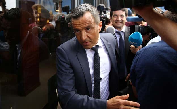 Jorge Mendes, representante de Lamine Yamal, abandona un acto.  EFE