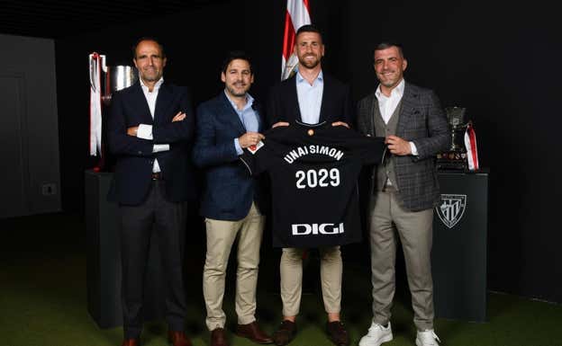 Unai Simón, junto a su representante Carlos Merino (a su izquierda) y su otro representante y director de CAA Stellar Spain, Luis Alonso (a su derecha).