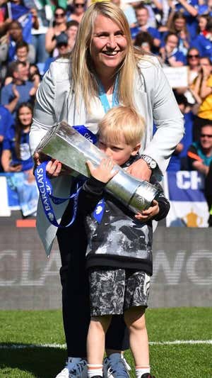 Emma Hayes, con su hijo, celebra el título de Liga en el Chelsea.  CHELSEA