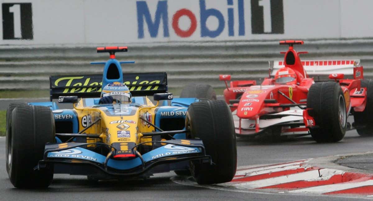 Fernando Alonso, tras pasar a Michael Schumacher en Hungría 2006. /REUTERS