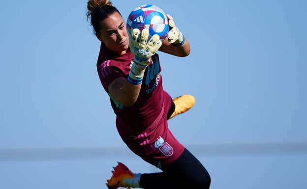 Cata Coll, portera de la Selección, durante un entrenamiento ante de los Juegos Olímpicos.  RFEF