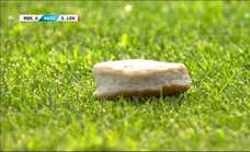 El fútbol noruego, en pie de guerra contra el VAR con la lluvia de... pasteles de pescado: «La desobediencia civil es el último recurso»