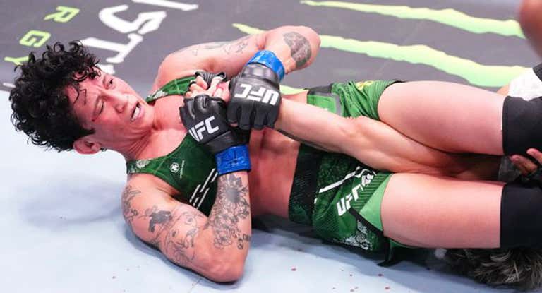 Virna Jandiroba somete a Amanda Lemos en el UFC Las Vegas 94.