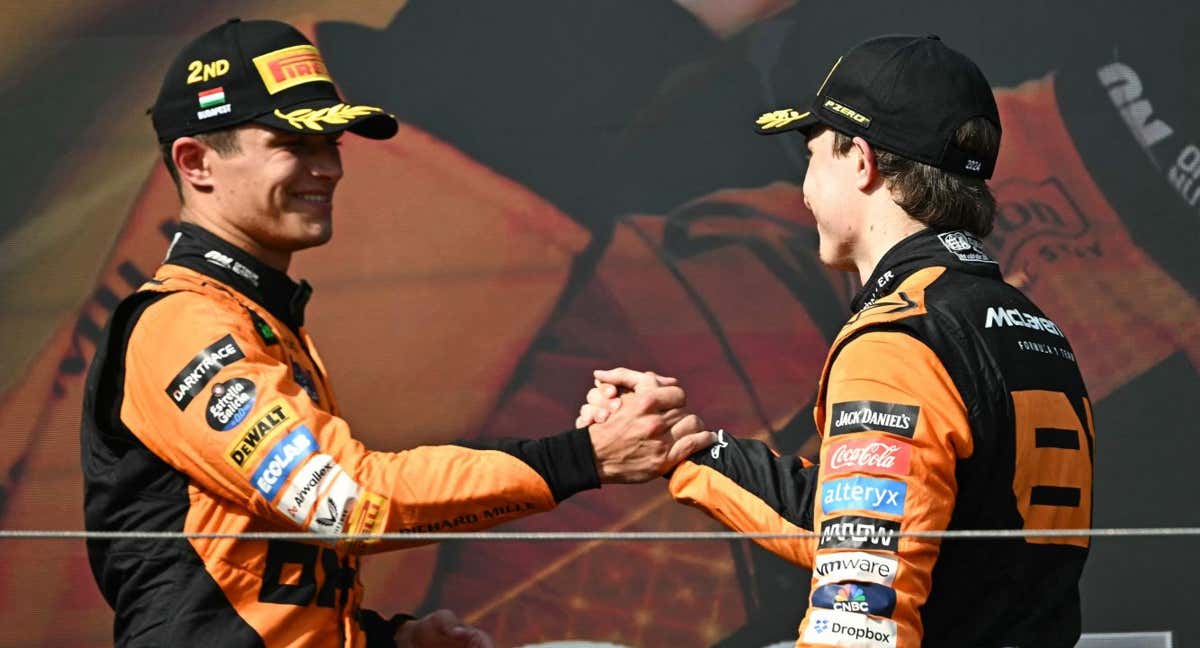 Lando Norris y Oscar Piastri se saludan en el podio de Hungría.