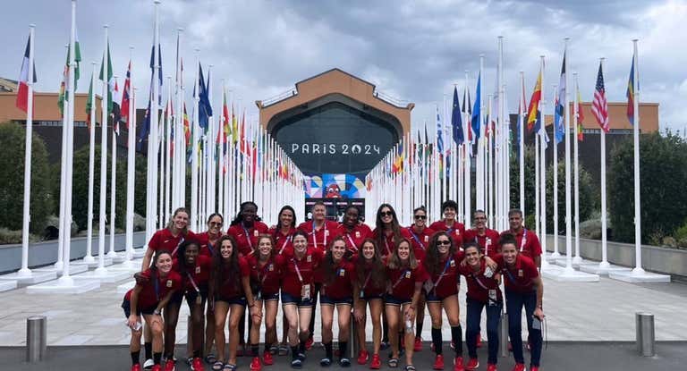 El equipo femenino en su primer día en París.