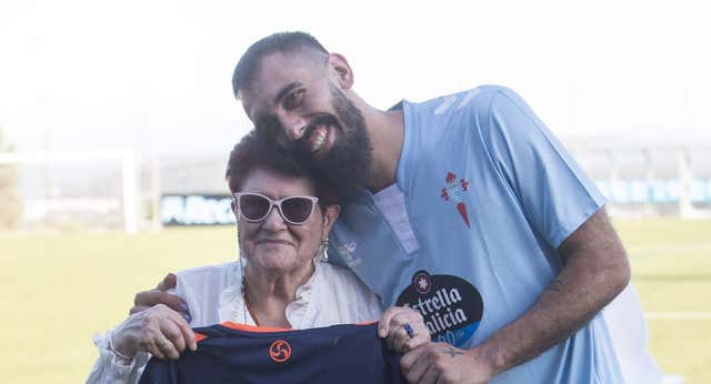 La presentación más especial de Borja Iglesias con un Panda y la emoción de su abuela: «Sufrí mucho»