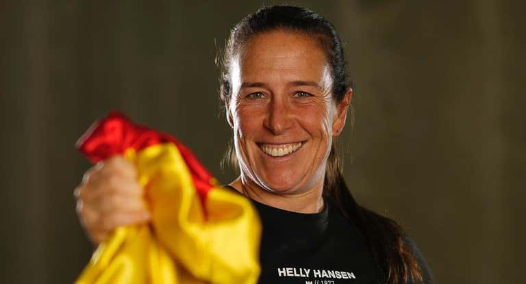 Támara Echegoyen posa con la bandera española.