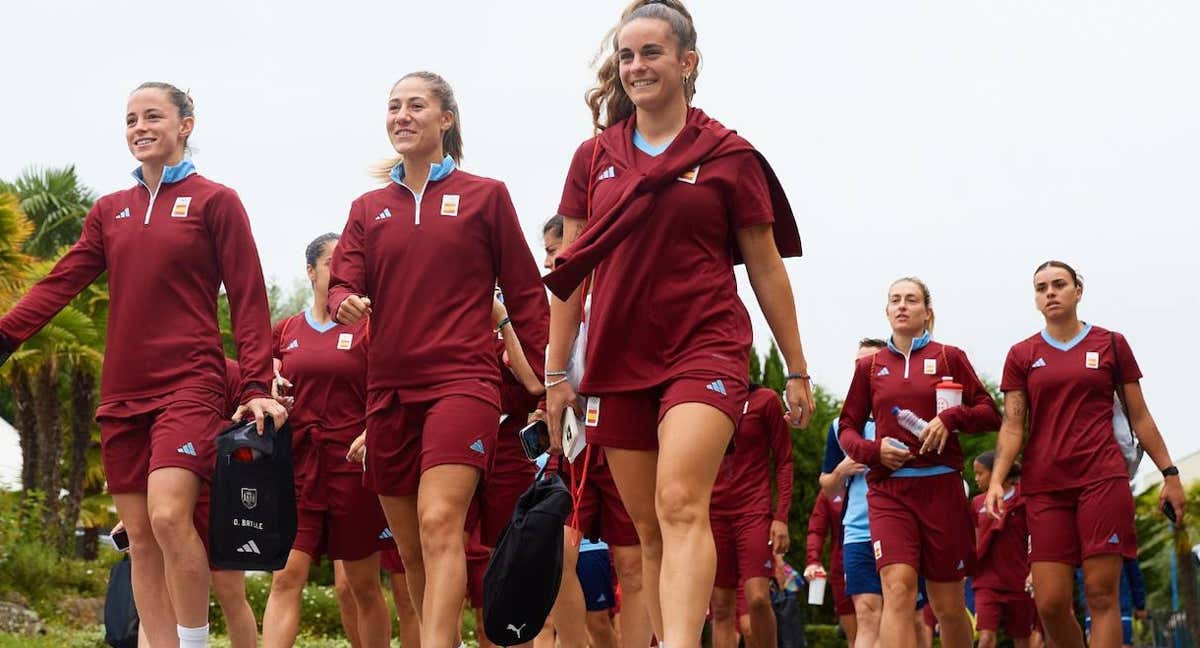 Ona, Laia Aleixandri, Teresa Abelleira, Misa o Alexia, entre otra, en su llegada al entrenamiento de España. /