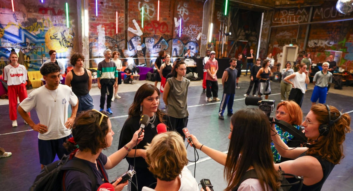 La famosa coreógrafa francesa Maud le Pladec atiende a los medios durante un ensayo con bailarines de una de las partes de la ceremonia inaugural de los JJOO