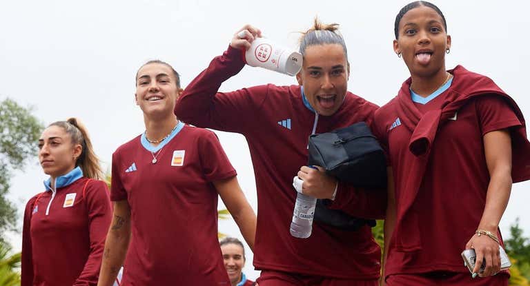 Olga Carmona, Patri Guijarro, Cata Coll y Vicky López, durante la llegada de la Selección a su primer entrenamiento en Nantes.