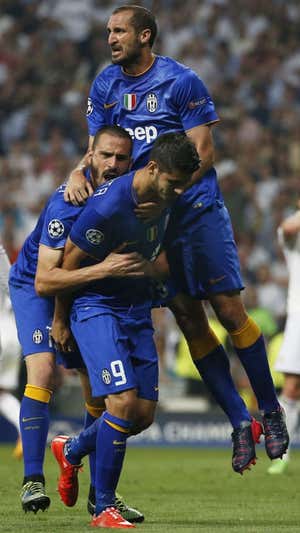 Chiellini felicita a Morata tras marcar en el Bernabéu.