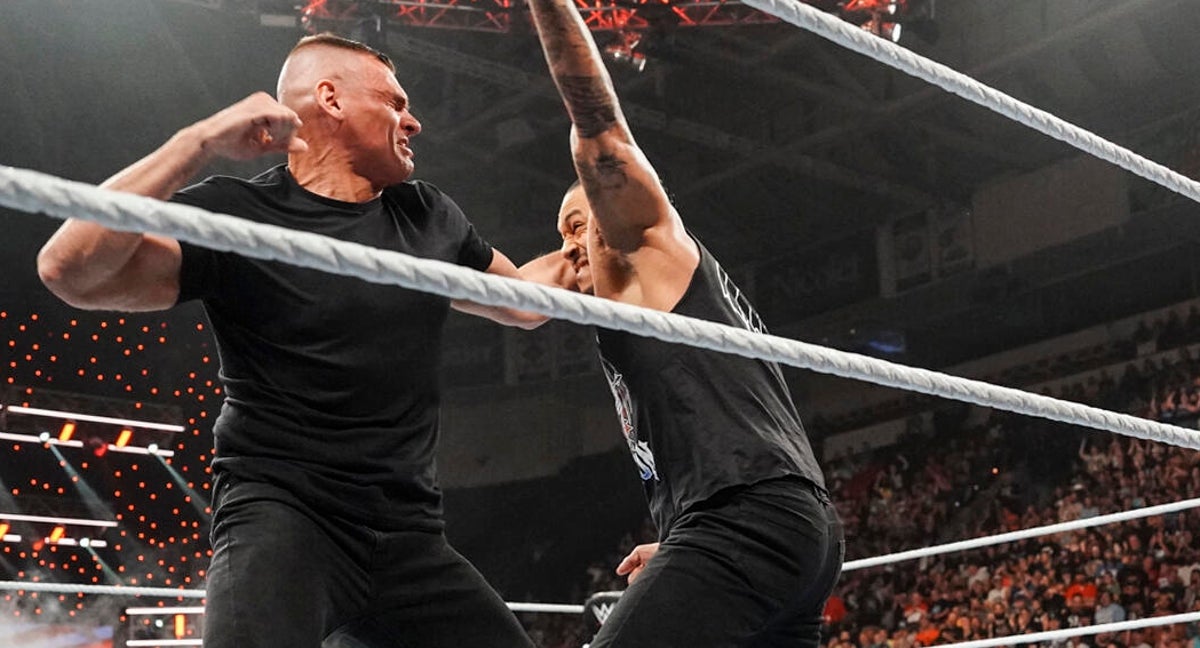 Gunther y Damian Priest cruzan golpes en Raw.