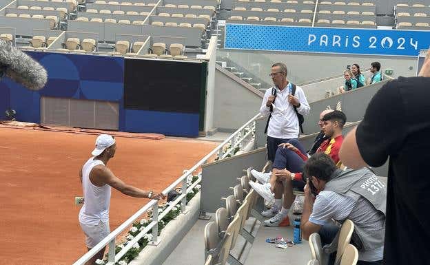 Rafa Nadal se acerca a la grada a charlar con Alcaraz. SEBASTIÁN FEST