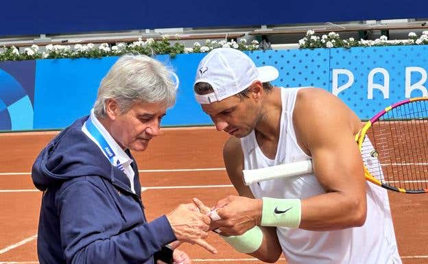 Ángel Ruiz Cotorro, junto a Nadal en el primer entrenamiento en París.  SEBASTIÁN FEST