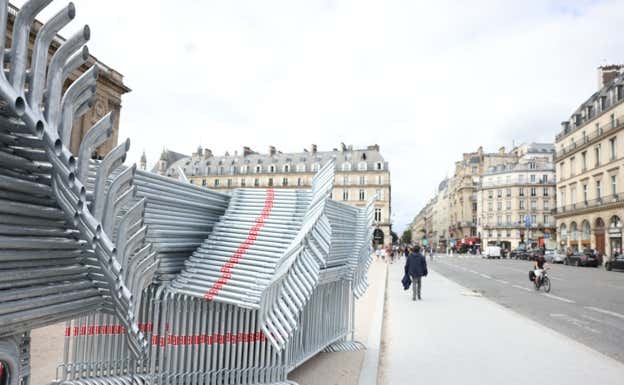 Miles de vallas apiladas en las calles de París. Michèle Novovitch