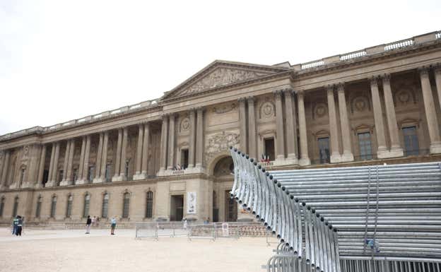 Uno de los accesos al Louvre totalmente vacío. Michèle Novovitch