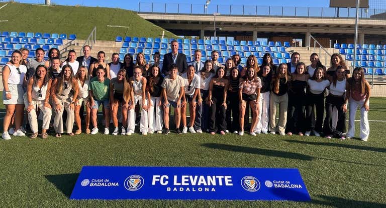 Las jugadoras y la directiva en la presentación del FC Levante Badalona.