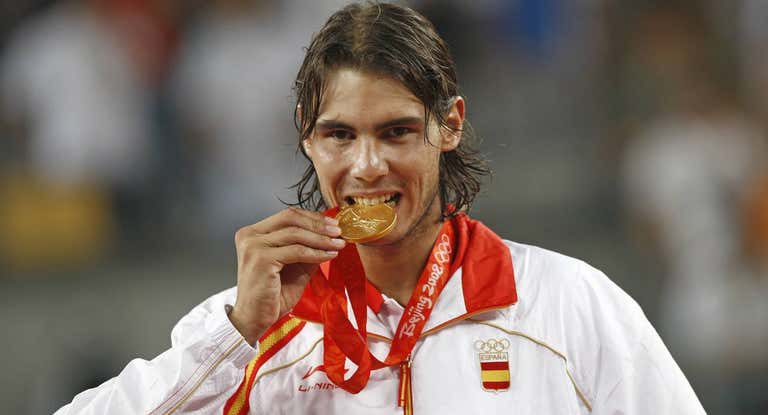 Rafa Nadal, con su medalla de oro en 2008.