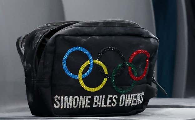 El bolso de Simone Biles. Reuters