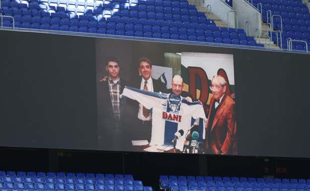 Foto de la primera camiseta del Espanyol con la publicidad de DANI.  RCDE