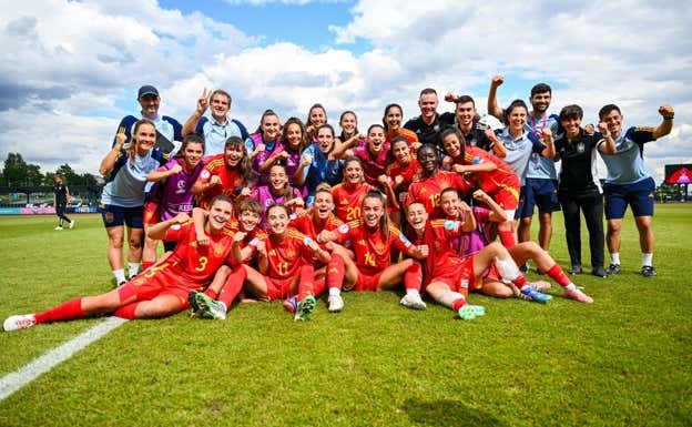 Las jugadoras de la Selección Sub-19 tras la victoria contra Inglaterra.  RFEF