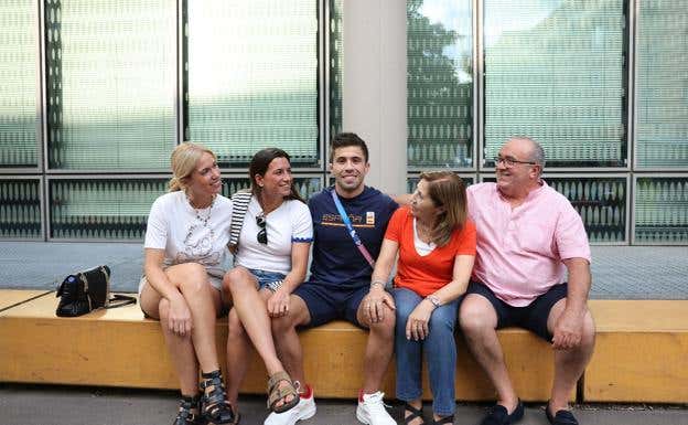Fran Garrigós junto a su familia a pocas horas de su competición en el judo de París. RELEVO/MICHÈLE NOVOTVICH