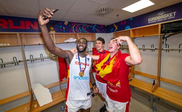 Usman Garuba con la medalla de oro del Eurobasket 2022. FEB